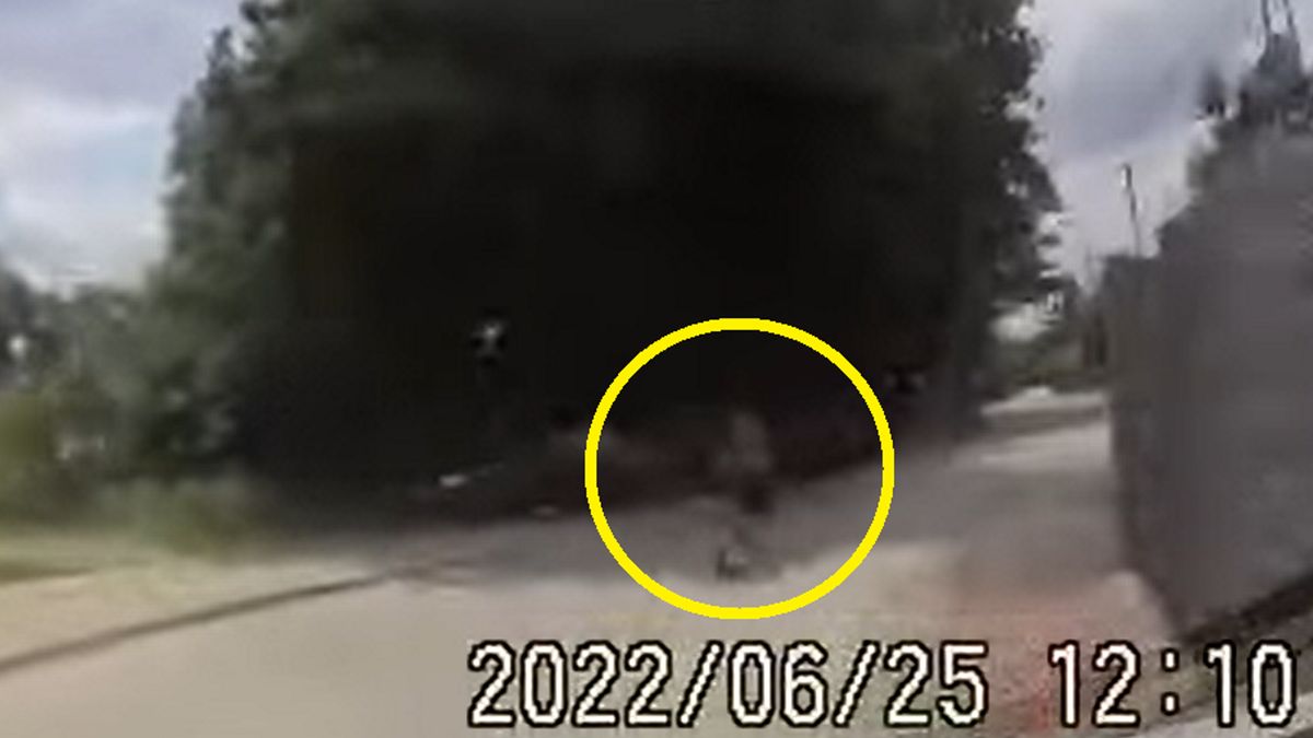 Dziewczynka jechała środkiem ulicy