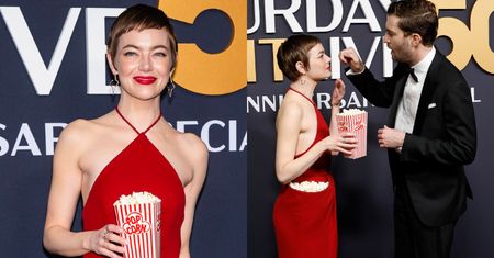 Odmieniona Emma Stone pozuje w krwistej kreacji i z wypełnionymi POPCORNEM kieszeniami. Fajnie?