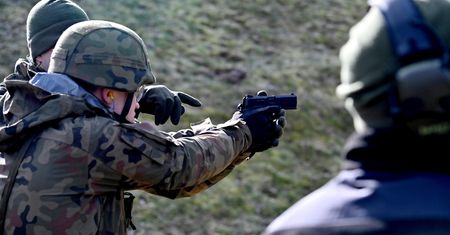 Europejczycy sięgają po broń. "Dramatyczne" zainteresowanie