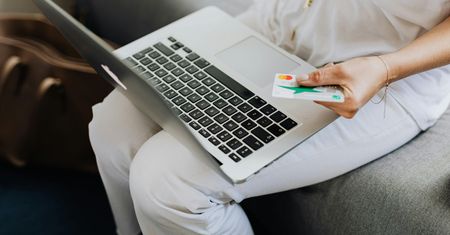 Ranking kart kredytowych premium z najlepszymi bonusami dla podróżujących