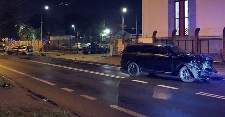 Kierowca BMW wyjechał z bocznej uliczki wprost przed jadące auta. Zderzył się z nissanem i dodgem