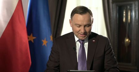 Koronawirus w Polsce. Prezydent Andrzej Duda tłumaczy słowa piosenki do #hot16challange2