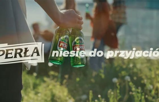 Piwo Perła w reklamie „niesie do przyjaciół”