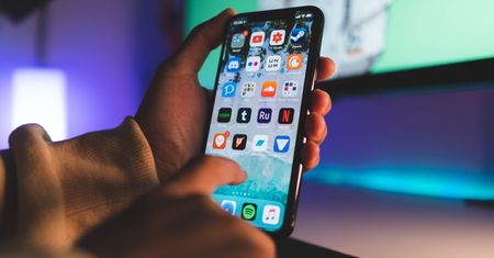 Apple zawiesza odsłuch nagrań z Siri. Wkrótce pozwoli też ograniczyć przesył danych
