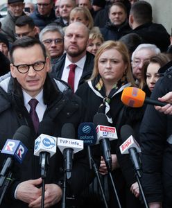 Morawiecki już w prokuraturze. Powitały go krzyki