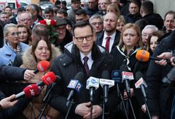 Morawiecki już w prokuraturze. Powitały go krzyki