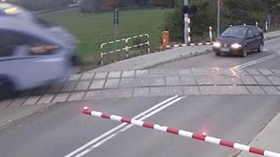 Racibórz: Groźny wypadek pod miastem. Auto osobowe zderzyło się z pociągiem. Kierująca samochodem wjechała na przejazd, mimo czerwonego światła