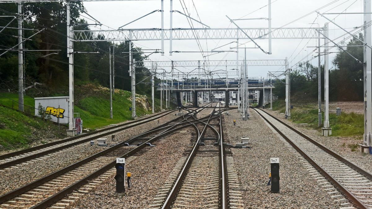 Inwestycje kolejowe na trasie E - 30 w Krakowie23.09.2021 Krakow. Prezentacja dziennikarska na inwestycjach kolejowych w ciagu budowanej trasy E - 30 Krakow Glowny - Zablocie - Podgorze - Bonarka  N/z Nowy przystanek Krakow - Bonarka  Fot. M.Lasyk/REPORTERMarek Lasyk/REPORTER