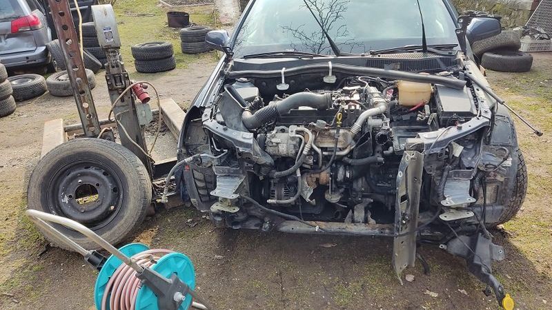 Na posesji zabezpieczono kilka pojazdów