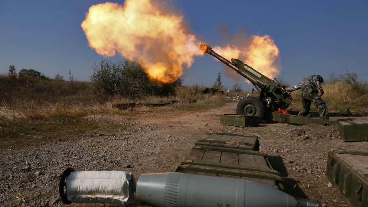 arch14
Pro-Russian rebels fire artillery toward Ukrainian position at Donetsk Sergey Prokofiev International Airport outskirts the city of Donetsk, eastern Ukraine Tuesday, Oct. 14, 2014. (AP Photo/Dmitry Lovetsky), APTOPIX
AP