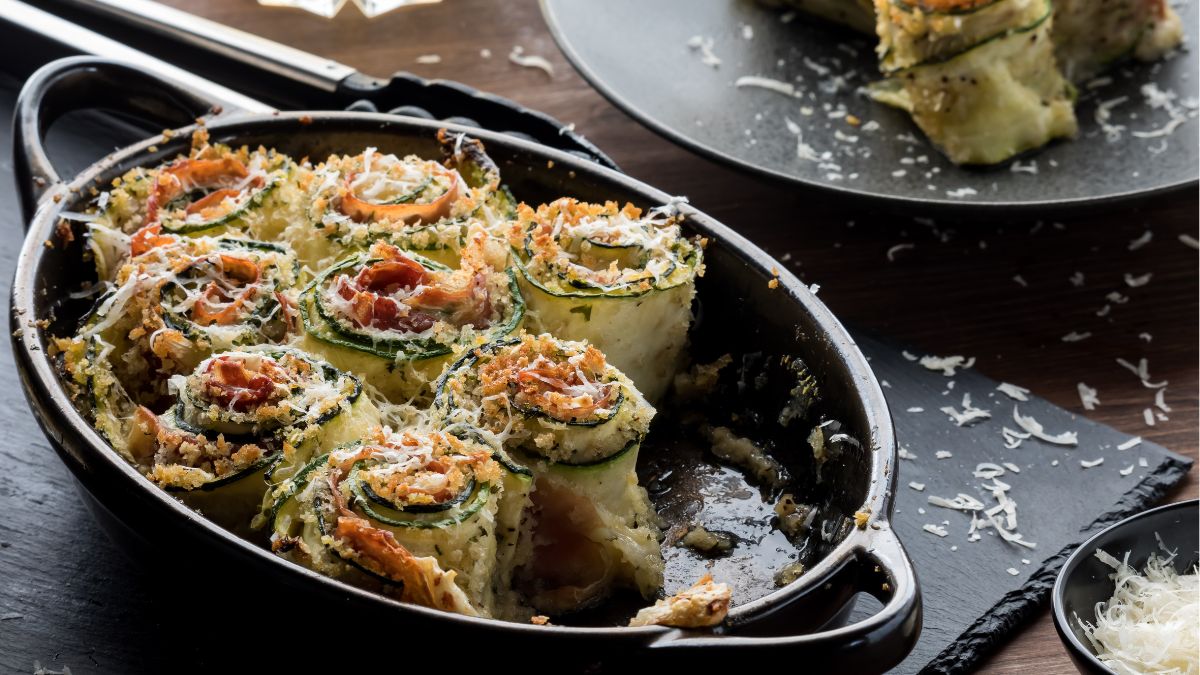 Układam na plastrach cukinii i zwijam. Każdy prosi o przepis na te roladki