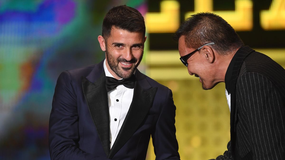 TOKYO, JAPAN - DECEMBER 08: David Villa of Vissel Kobe and  Masahiro Chono shake hands during the J.League Awards on December 08, 2019 in Tokyo, Japan. (Photo by Etsuo Hara/Getty Images)