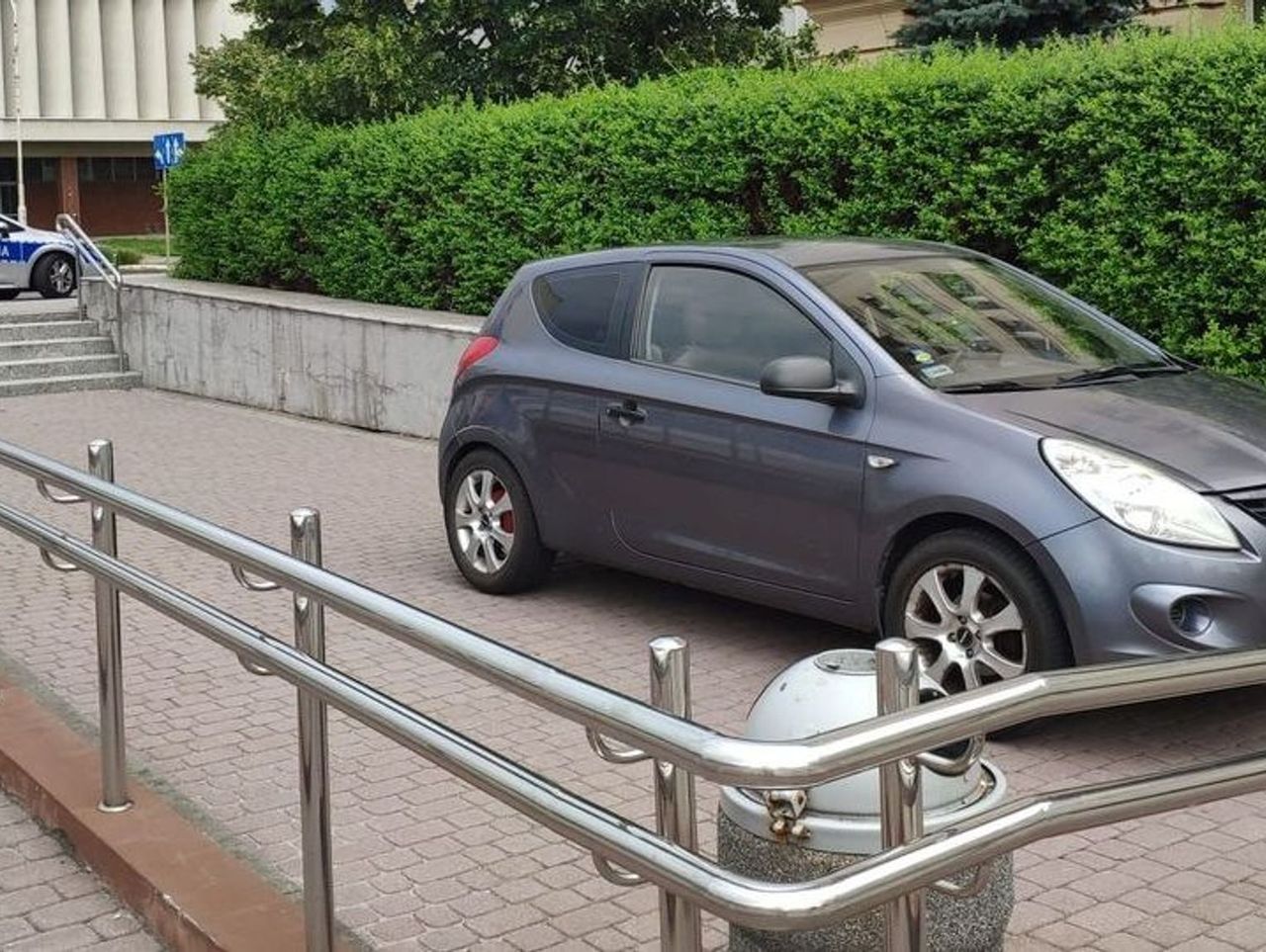 Rzeszów: 60-letni kierowca zjechał hyundaiem po schodach. Tak pokierowała go nawigacja samochodowa