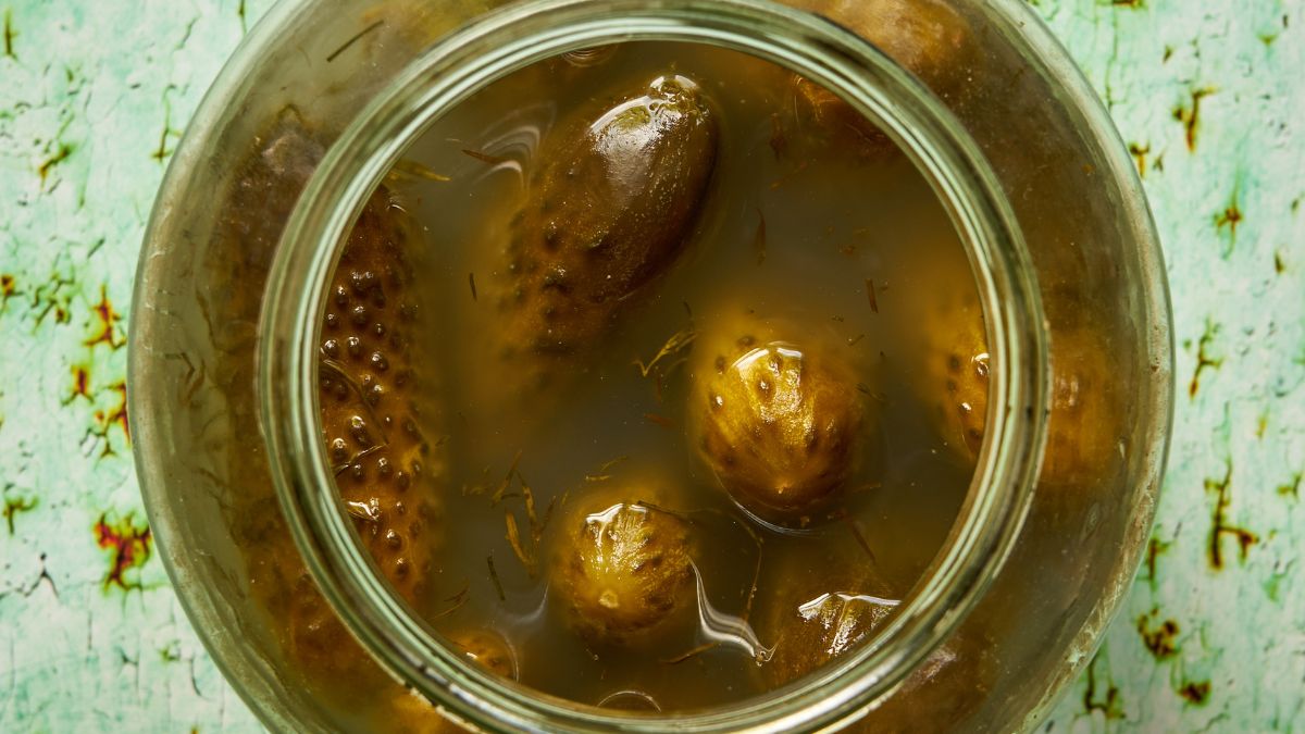 Jaką wodą zalać ogórki do kiszenia? 