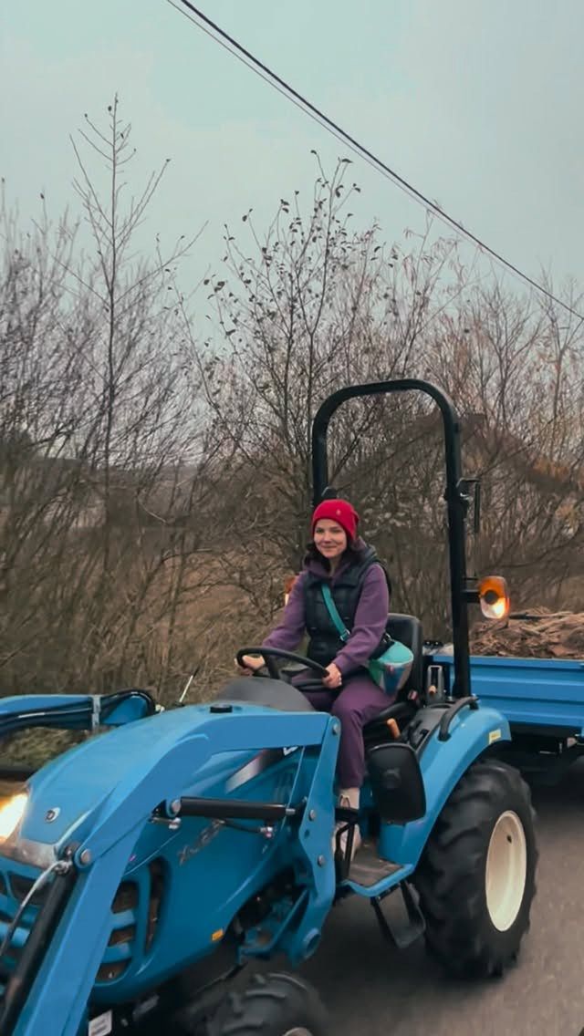 Joanna Jabłczyńska na traktorze