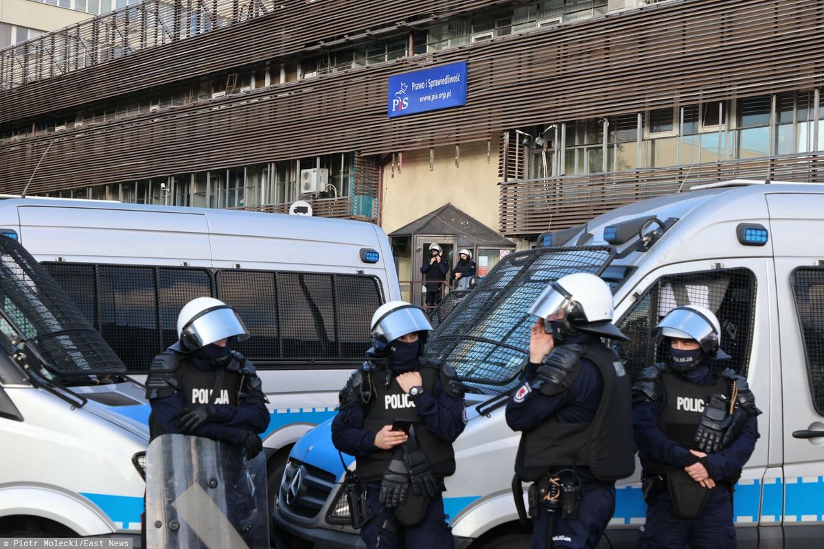 Ochrona siedziby PiS podczas jednego z protestów w 2020 roku w Warszawie