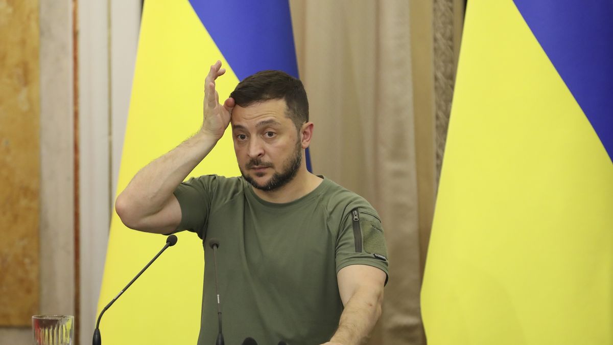Ukrainian President Volodymyr Zelensky during the joint press conference with UN Secretary-General Antonio Guterres and Turkish President Recep Tayyip Erdogan (both not pictured) during their meeting in Lviv, Ukraine, 18 July 2022. Turkish President Erdogan and UN Secretary-General Guterres arrived in Ukraine to meet with President Zelensky to talk on improving the grain initiative and the situation around the Zaporizhzhia nuclear power plant. EPA/MYKOLA TYS Dostawca: PAP/EPA.
