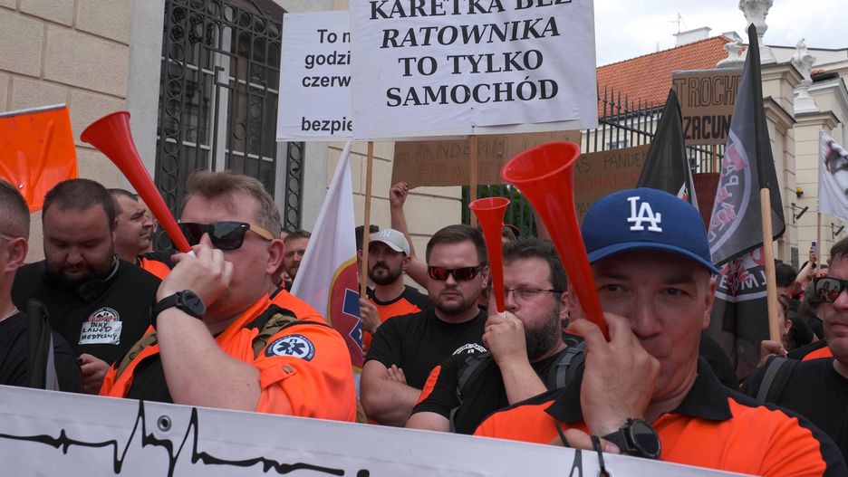 Protest ratowników medycznych w Warszawie głównie odbywa się pod gmachem MZ