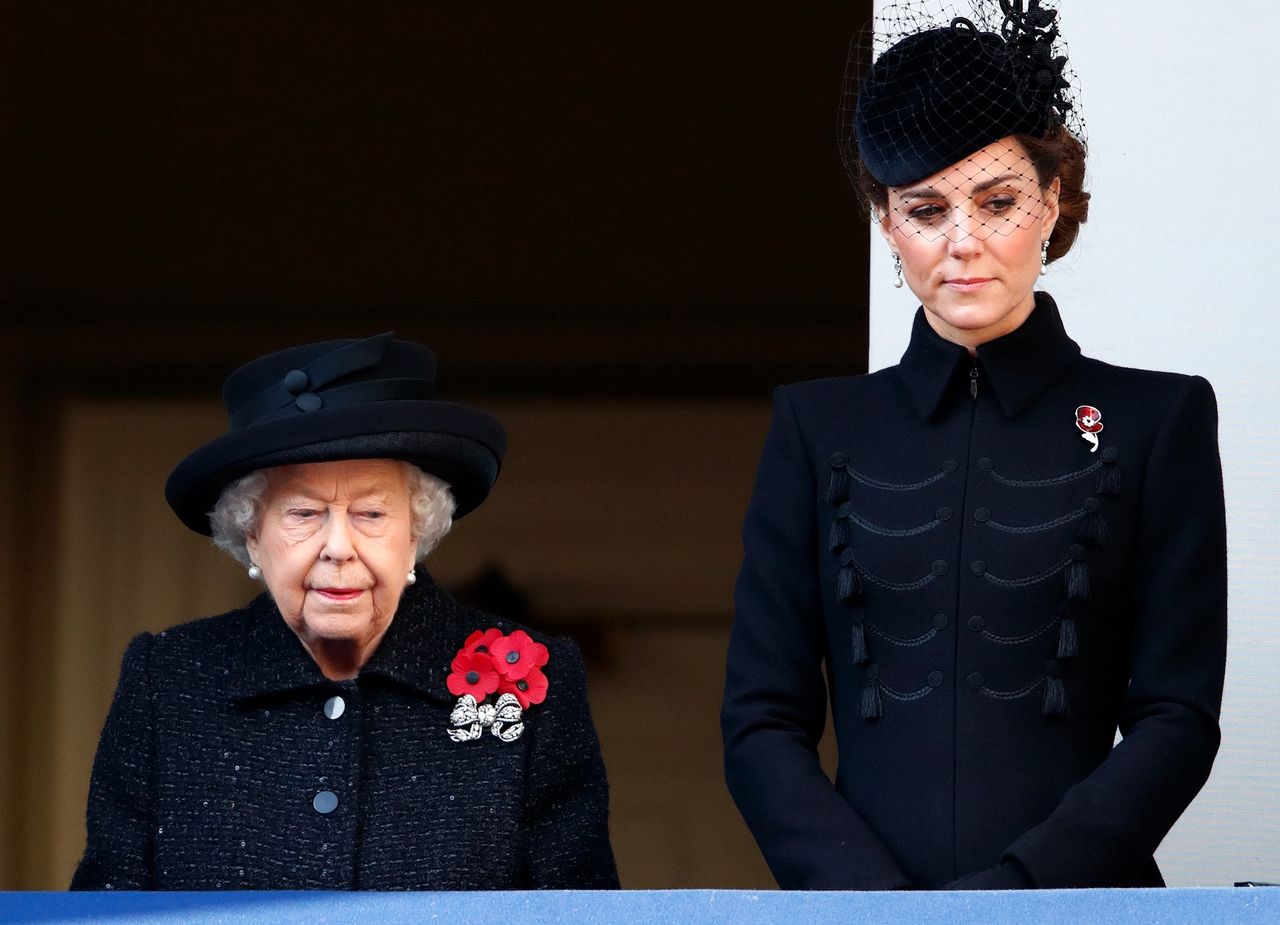 Kate Middleton nie zawsze czuje się komfortowo przy królowej. Ekspert od mowy ciała zauważa, że lepiej dogaduje się z księciem Filipem
