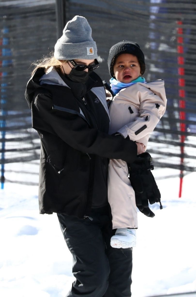 Kylie Jenner uczy Stormi jazdy na nartach podczas rodzinnego wypadu do Aspen