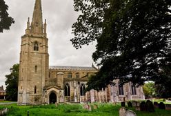 Znaleziono ciało 27-latki na terenie kościoła. Leżało w namiocie