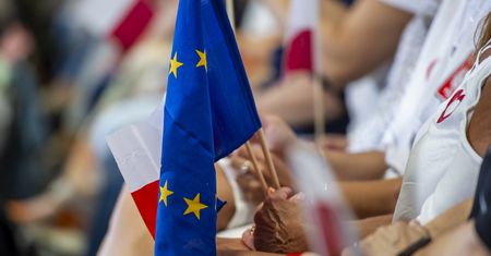 Niepokojący sondaż. Polacy coraz bardziej sceptyczni wobec UE