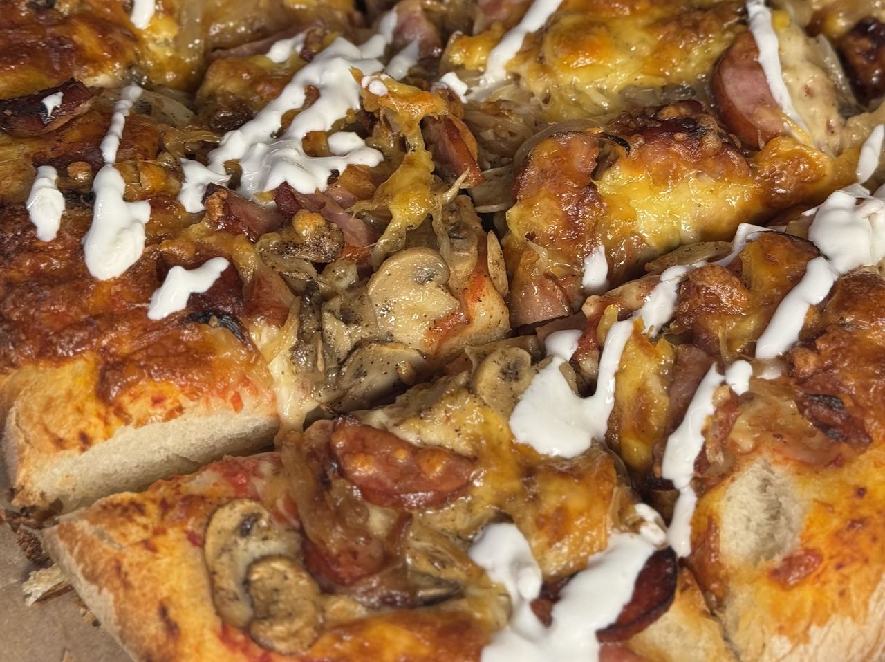 Gruba pizza z kiełbasą i pieczarkami. Takiej nie zamówisz w pizzerii
