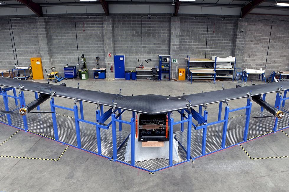 Facebook ujawnia prototyp drona Aquila. Zuckerberg buduje flotę wielkich maszyn