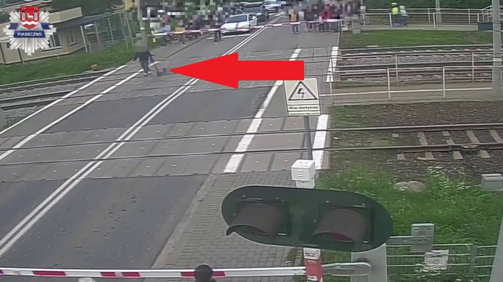 45-latek zrobił to na przejeździe. Policjanci nie mieli litości