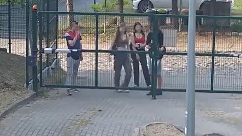 Nie mogli wejść przez bramę, więc ją uszkodzili. Wszystko nagrała kamera