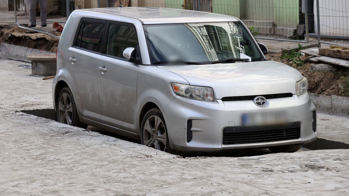 "Zabetonowany" samochód w Łodzi. Miasto komentuje 