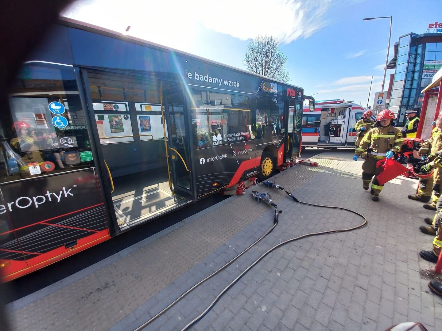 Dramatyczna akcja ratunkowa w Bielsku-Białej. 59-latek uwolniony z nadkola autobusu