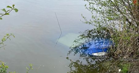 Auto wjechało do stawu. Kierowca nie miał szans