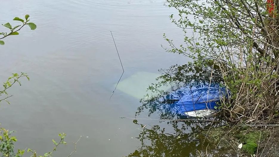 Tragedia o poranku. Auto wjechało do stawu