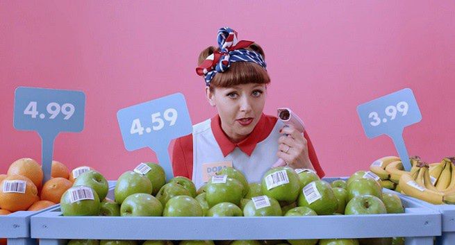 Sprzedawczyni z supermarketu kupująca w internecie reklamuje Frisco.pl (wideo)