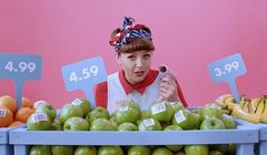 Sprzedawczyni z supermarketu kupująca w internecie reklamuje Frisco.pl (wideo)