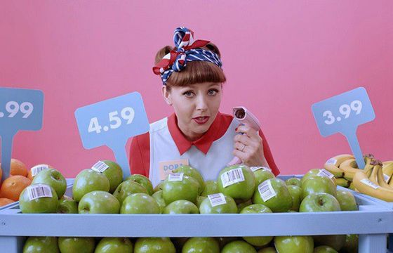 Sprzedawczyni z supermarketu kupująca w internecie reklamuje Frisco.pl (wideo)