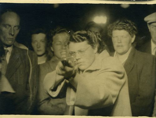 Kobieta z bronią, czyli historia niezwykłej kolekcji zdjęć 2