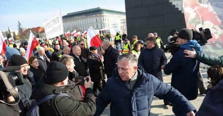 Kaczyński zniszczył wieniec. Policja wszczęła postępowanie