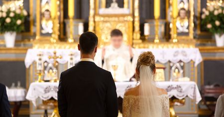 Stanowcze "nie" Kościoła. Oto piosenki zakazane na ślubach i pogrzebach