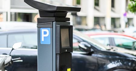 Własne miejsce w strefie płatnego parkowania? Najczęściej kupujesz abonament, nie kopertę