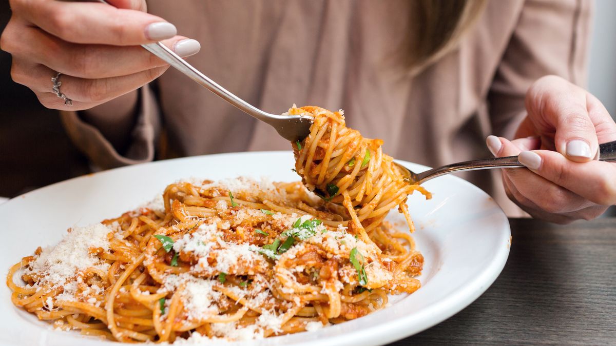 O jakiej porze jeść makaron, a kiedy lepiej go unikać?