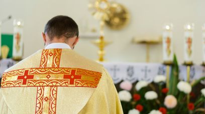 "Zakładał opaskę i mnie masturbował". Ministrant o strasznych przeżyciach z księdzem