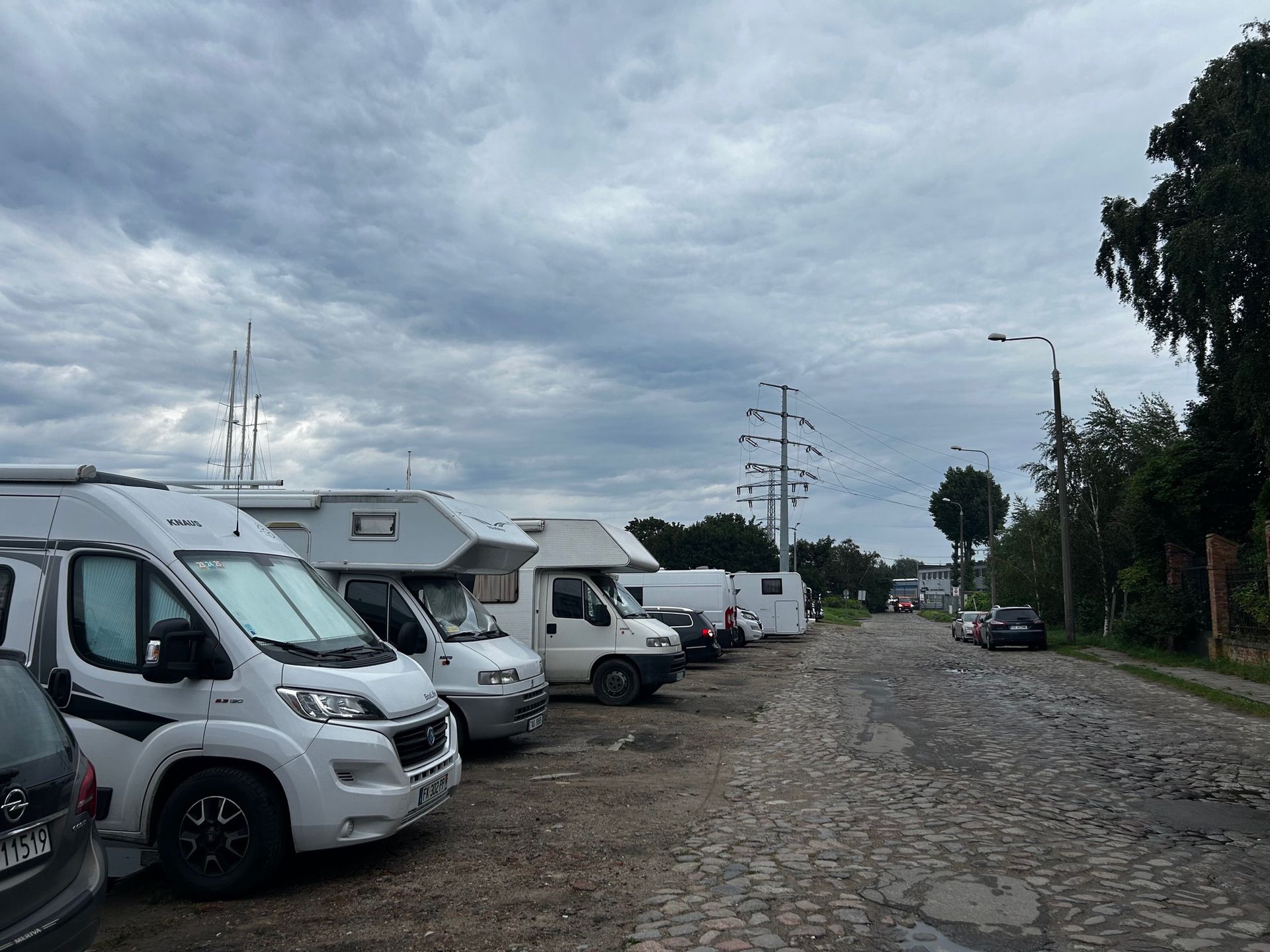 Niektórym przeszkadza, że campery stoją w tym miejscu za darmo 