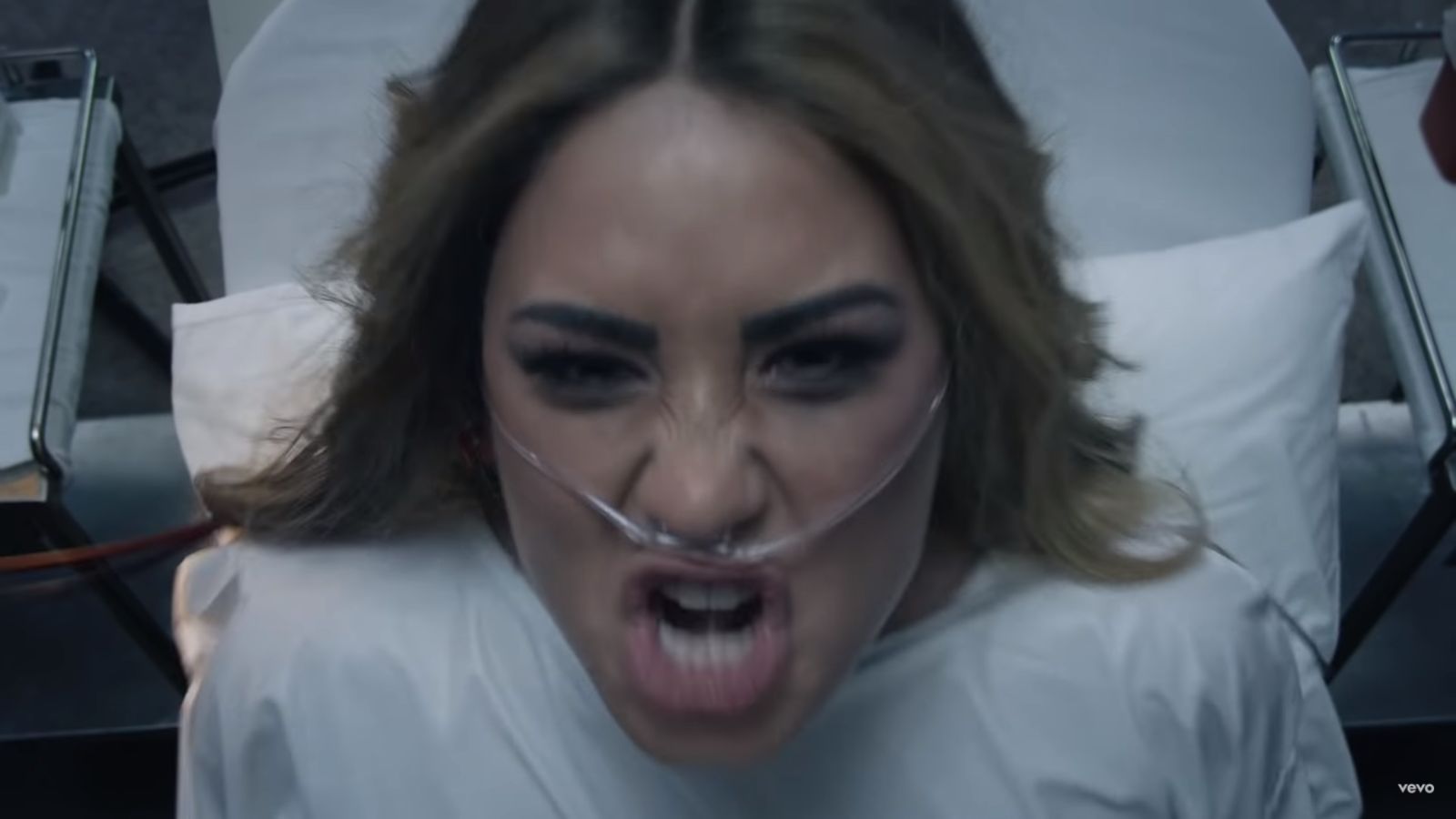 Demi Lovato w nowym klipie rekonstruuje noc, której PRAWIE UMARŁA z powodu przedawkowania narkotyków