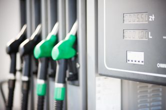 "Chrzczone" paliwo wciąż na stacjach. Wyniki kontroli UOKiK i lista stacji