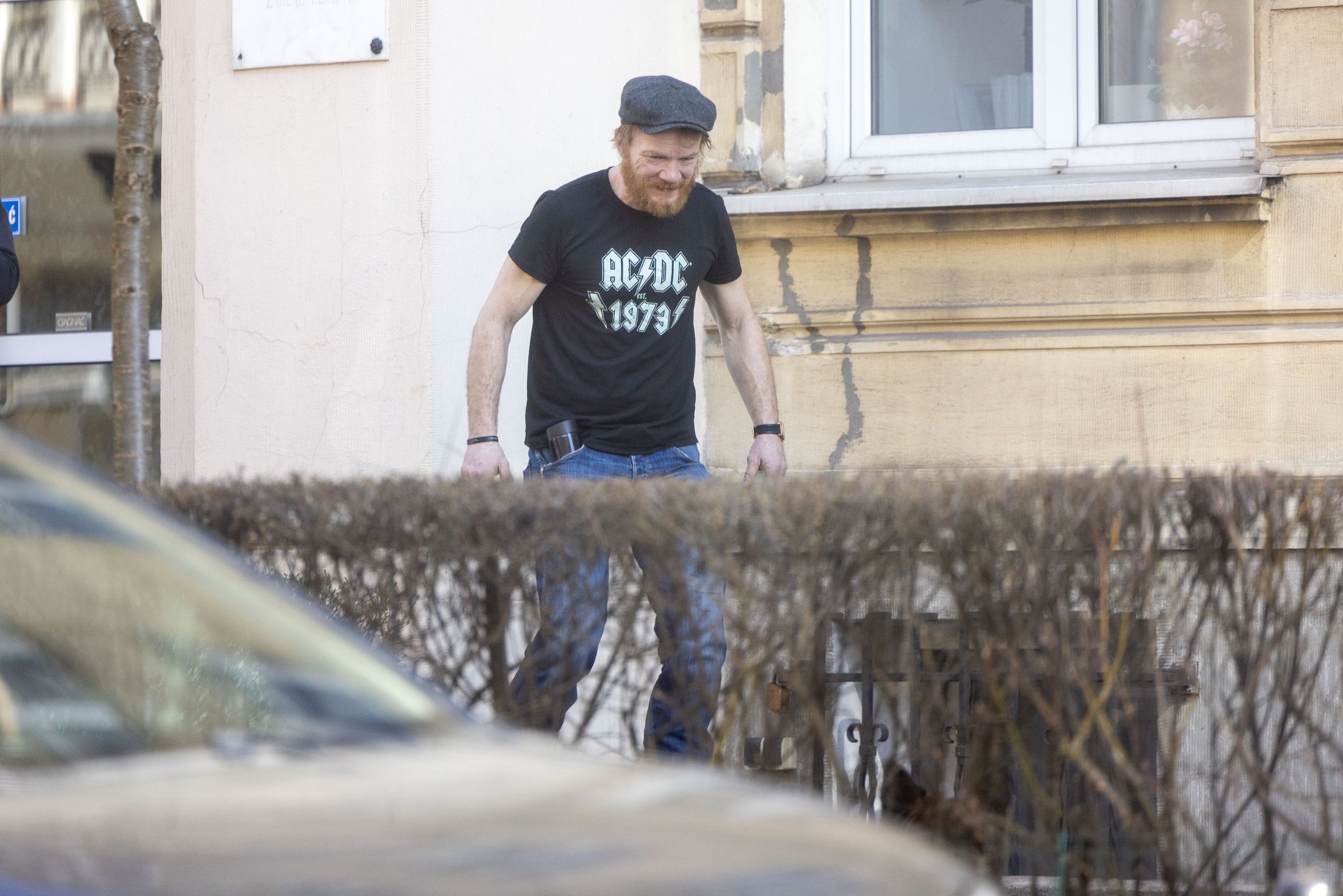 Eryk Lubos w codziennym wydaniu podczas zabawy z psem