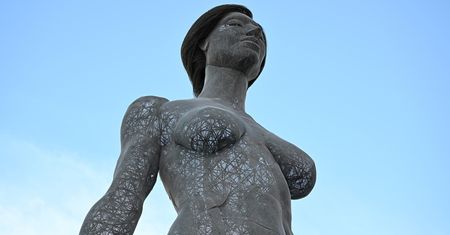 Rzeźba nagiej kobiety w centrum miasta. "Antymęska, feministyczna agenda"
