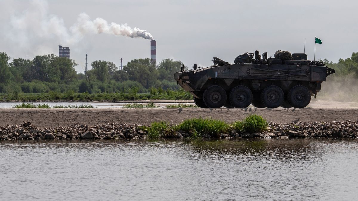 Polski KTO Rosomak nad Wisłą, w okolicy Puław