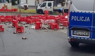 Poznań. Incydent na rondzie Obornickim. Roztrzaskane butelki z piwem